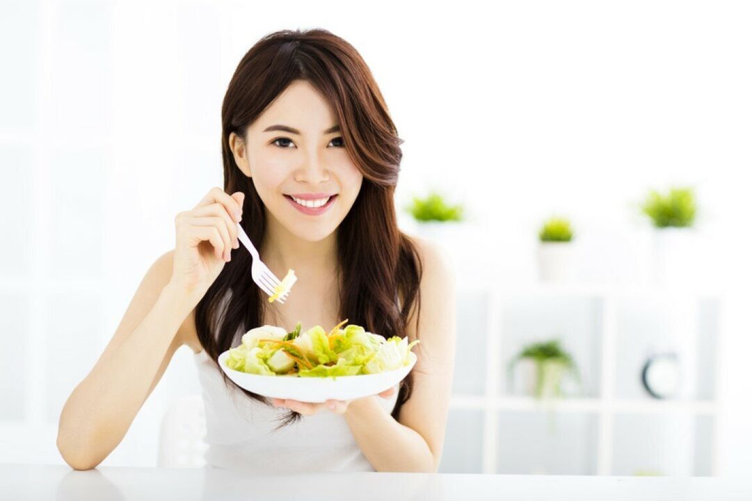 Yapon qadın bir salat yeyir